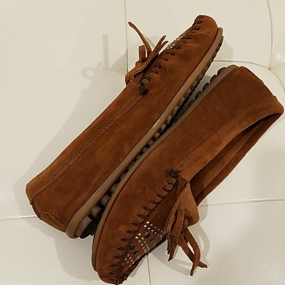 Minnetonka Moccasins slippers Brown w/Silver Embellishments - Picture 8 of 8